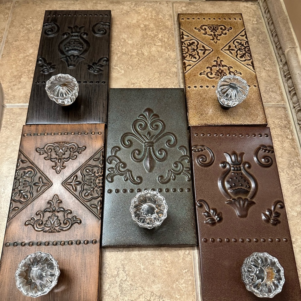 Ornate door knob wall hangers. Set of 5. Easy to hang.
